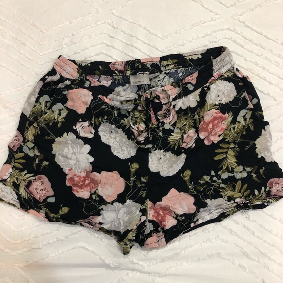 VERA MODA FLORAL SHORTS - Picture 1 of 3